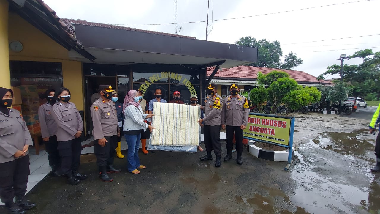 TNI-Polri Bersinergi Rutin Berikan Bantuan Kepada Korban Banjir di Wilkum Polres Subang Polda Jabar  
